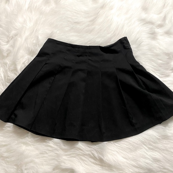 Pleated Skater Mini Skirt. H&M, WORN ONCE. Size 6, black in color. - Picture 1 of 3